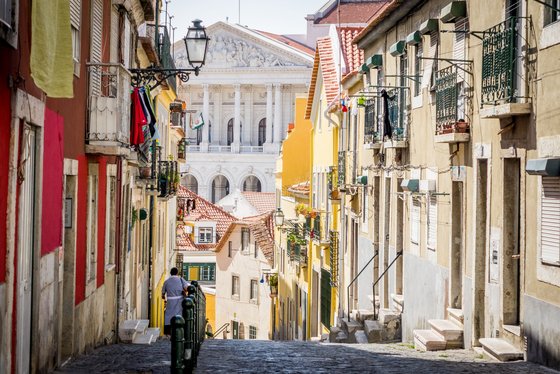Lissabons Altstadt in Portugal Blick in eine Gasse