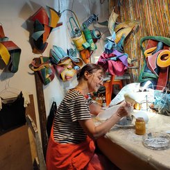 Susana arbeitet in ihrer Maskenwerkstatt in Indonesien