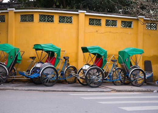 Mehrere Tuk-Tuks warten in Hoi an, Vietnam, auf Mitfahrer