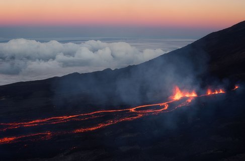 kleine Lavawellen auf einem Vulkan bei Sonnenuntergang