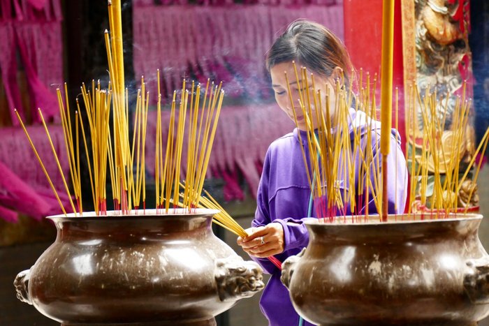 Frau bei traditioneller Zeremonie in Saigon, Vietnam