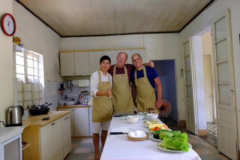 Unser Kollege Stefan bei einem Kochkurs in Vietnam in einer Küche