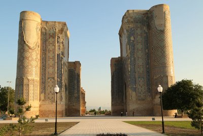 Ein beeindruckend hohes Eingangsportal in Shahrisabz