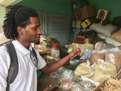 Ein kapverdischer Reiseführer zeigt einheimische Produkte in Ribeira Bote.