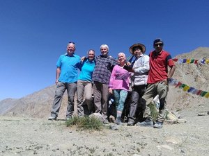 Reisegruppe in Indien auf einem Berg