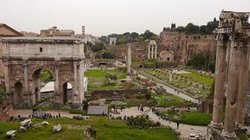 Blick auf die alten Ruinen im Forum in Rom 