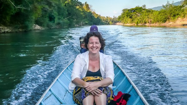 Reisegestalterin Marion Heider in einem Boot auf dem Mekong in Laos.