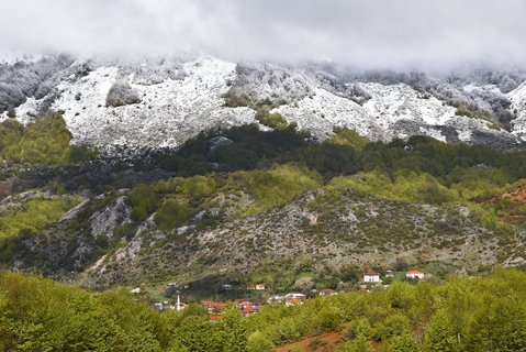 Ausblick auf die Berge und kleine Häuser im Shebenika Nationalpark in Albanien