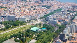 Vogelperspektive auf eine berühmte Straße in Lissabon