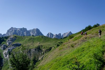 Wandergruppe auf einem Wanderweg auf den Prokletije Bergen in Montenegro.