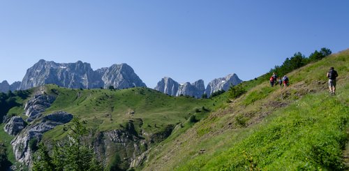 Wandergruppe auf einem Wanderweg auf den Prokletije Bergen in Montenegro.