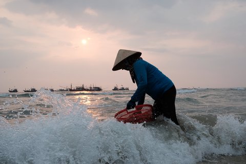 Ein Fischer im Meer in Vietnam am fischen