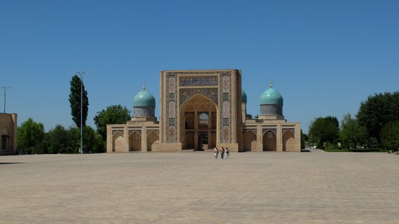 Ein Gebäude auf einem großen Platz in der Altstadt von Taschkent