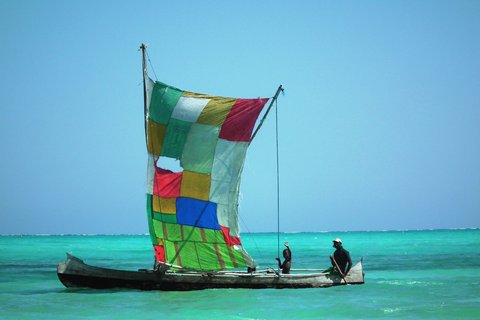 Im Meer schwimmt ein traditionelles Segelboot