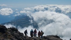 Wandergruppe genießt den Ausblick vom Berg Pico.