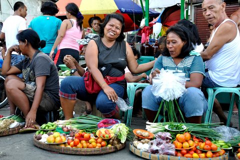Zwei Frauen bieten Obst und Gemüse an einem Straßenstand an
