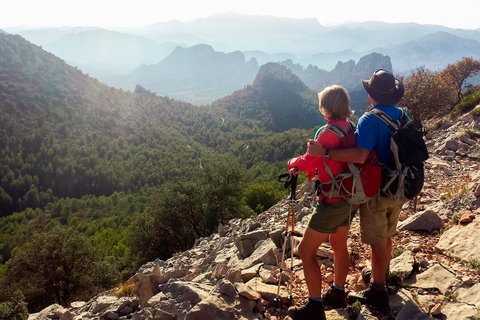 Zwei Wanderer schauen bei einer Wanderung auf das Aitana Gebirge