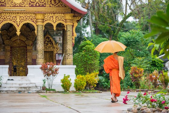 Ein buddhistischer Mönch bei einem Tempel in Luang Prabang