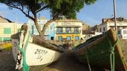 Boote liegen am Ufer der Kapverden