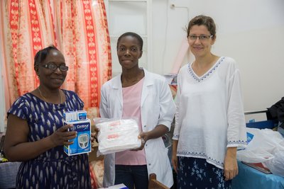 Die deutsche Missionarin Kerstin Schulze besucht eines der von ihr unterstützten Projekte, das der medizinischen Versorgung dient, auf São Tomé. 
