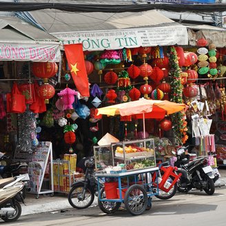 Eine bunte und geschäftige Straße in Vietnam.