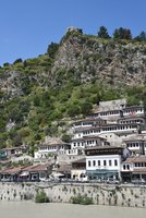 Blick auf die Stadt Berat am Felshang in Albanien