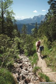 Ein Wanderweg im Karwendelgebirge
