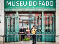 Musiker stehen vor dem Museu do Fado in Lissabon