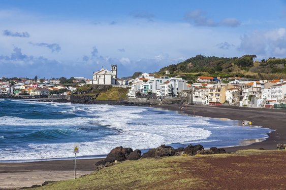 Ein Strand aus feinem Lavasand bei Ponta Delgada