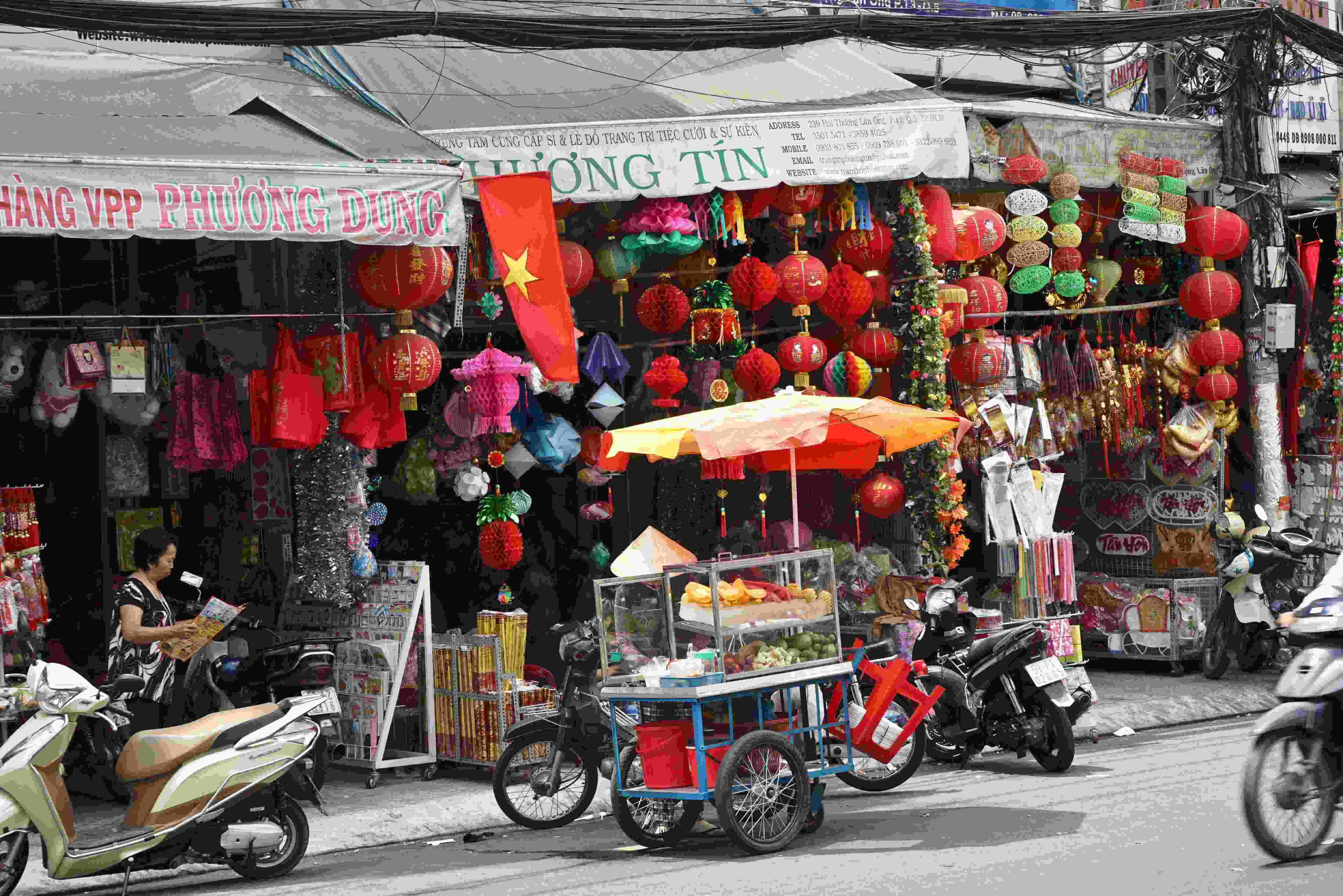 Eine bunte und geschäftige Straße in Vietnam.