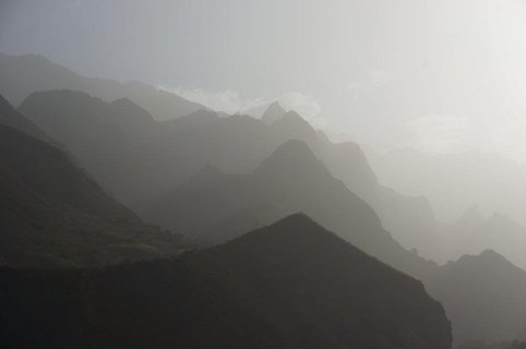 Berge umgeben von Nebel