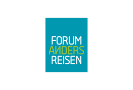 Logo forum anders reisen Rechteckig blaues Logo von forum anders reisen mit weiß-grüner Aufschrift.