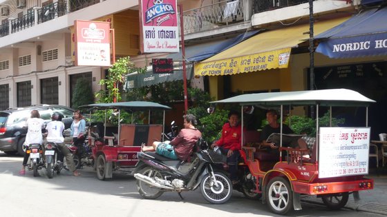 Mehrere Tuk Tuks stehen am Straßenrand