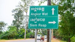 Unterwegs von Stadt zu Stadt Ein Straßenschild in Kambodscha