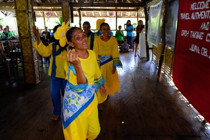 Locals tanzen Local tanzen in gelben Gewändern