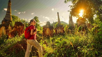 Ein Mann läuft auf die Pagoden in Myanmar zu