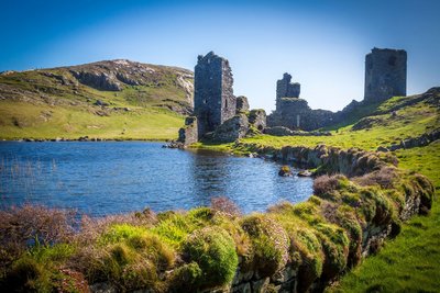 Drei irische Burgen an einem See in grüner Landschaft