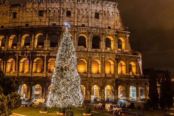 Ein beleuchteter Tannenbaum steht vorm Kolosseum in Rom