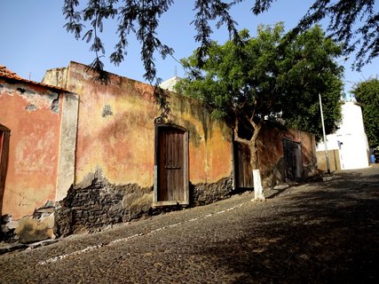 Eine Ruine eines alten Hauses auf einer kleinen Straße auf den Kapverden