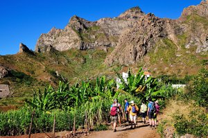 Die Reisegruppe wandert durch die bergige Landschaft von Sao Nicolau