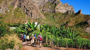 Die Reisegruppe wandert durch die bergige Landschaft von Sao Nicolau