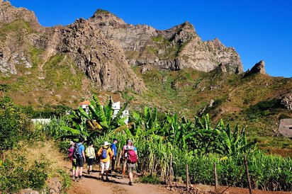 Die Reisegruppe wandert durch die bergige Landschaft von Sao Nicolau