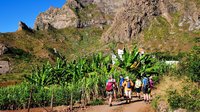 Die Reisegruppe wandert durch die bergige Landschaft von Sao Nicolau