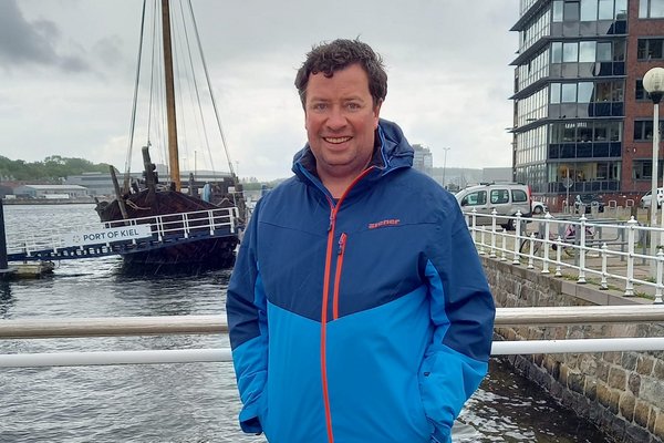 Reiseberater Lars Bäumer am Hafen von Kiel