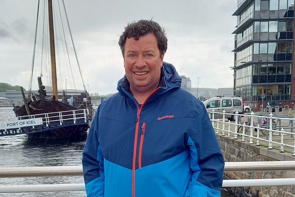 Lars Bäumer Reiseberater Lars Bäumer am Hafen von Kiel