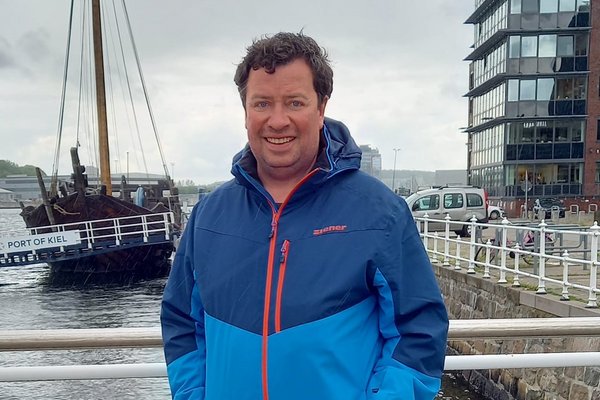 Reiseberater Lars Bäumer am Hafen von Kiel