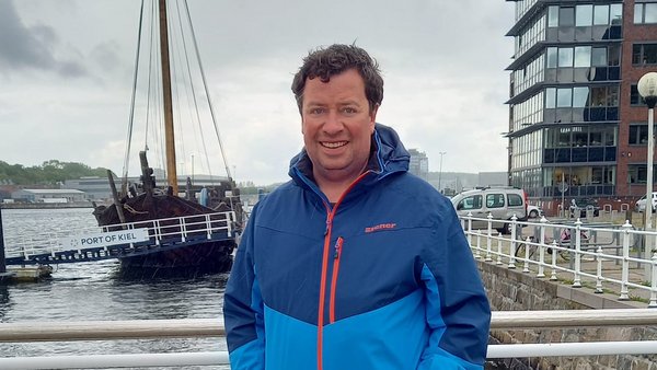 Reiseberater Lars Bäumer am Hafen von Kiel