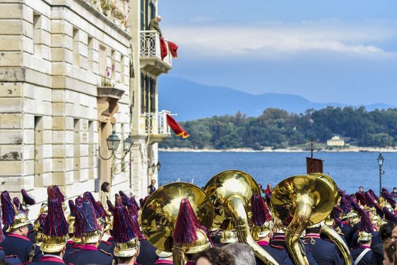 Ein Orchester läuft zu Ostern durch die Straßen auf Korfu