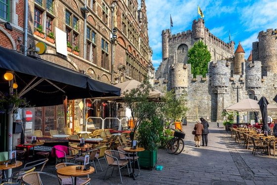 In Europa Belgien in der Region Flandern in Gent spazieren In der Genter Altstadt an der Grafenburg entlang von Cafés spazieren gehen