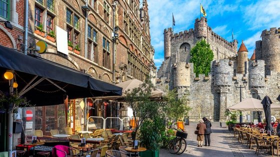 In Europa Belgien in der Region Flandern in Gent spazieren In der Genter Altstadt an der Grafenburg entlang von Cafés spazieren gehen